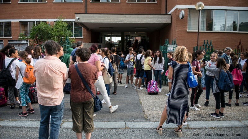 Ragazzi davanti all'entrata di una scuola